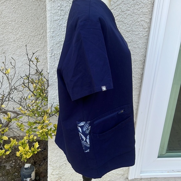 FIGS Navy Blue V-Neck Technical Scrub Short Sleeve Top Women's Size XL - Picture 4 of 7